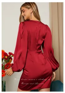 Vue arrière élégante d'une robe en satin bordeaux à manches longues et coupe ajustée