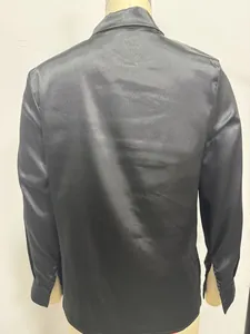 Gedetailleerd achteraanzicht van een elegant zwart satijnen shirt met lange mouwen op een etalagepop