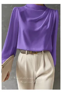Dettaglio di elegante camicetta di raso viola con collo alto a pieghe e maniche lunghe.