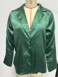 Détail de ce chemisier en satin vert foncé avec col à revers et manches longues