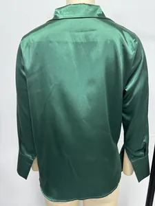 Vue arrière détaillée d'une chemise en satin vert foncé avec une finition soyeuse et brillante