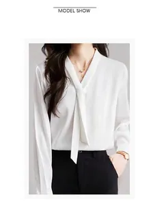 Elegante witte satijnen blouse met V-hals en strikdetail getoond op een model