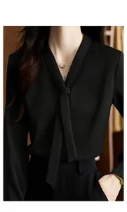 Elegante zwarte satijnen blouse met V-hals en chique strikdetail voor een zakelijke look.