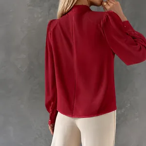 Elegante camicia rossa in raso a maniche lunghe da donna con un raffinato dettaglio sul retro