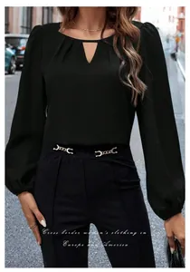 Elegante blusa de satén negro para mujer con manga larga y detalle de escote en V