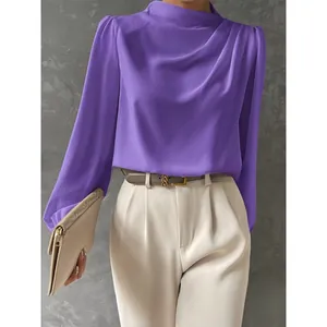 Elegante camicetta di raso viola a maniche lunghe con collo alto a pieghe da donna