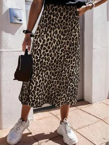 Detailansicht eines Damen-Satin-Midirocks mit Leopardenmuster und eleganter Stoffstruktur