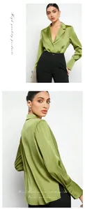 Détail de la blouse en satin vert à manches longues montrant le tissu brillant et les poignets