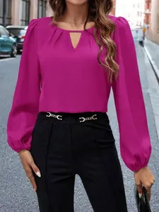 Elegante blusa de satén magenta con cuello en V plisado y mangas largas abullonadas