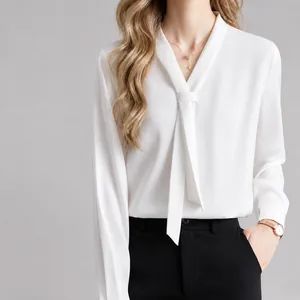 Elegante witte satijnen blouse met V-hals en strik voor professionele kantoorkleding