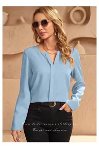 Camicetta in raso azzurro a maniche lunghe con scollo a V per un look professionale