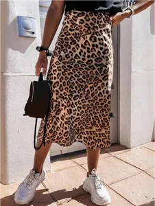 Eleganter Satin-Midirock mit Leopardenmuster und glatter Oberfläche für Sommermode