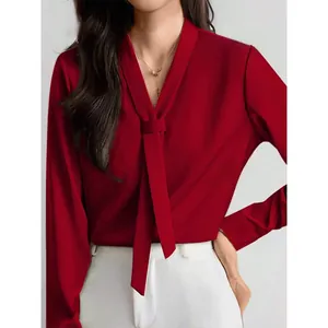 Elegante wijnrode satijnen blouse met V-hals en strik, top met lange mouwen voor werk