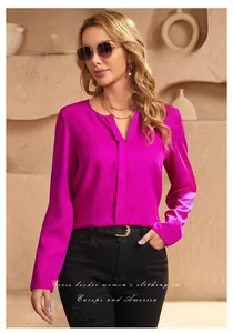 Elegante camicetta in raso fucsia con maniche lunghe e scollo a V per donna