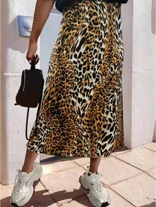 Detaillierte Nahaufnahme des Leopardenmusters auf einem luxuriösen Satin-Midirock Damen