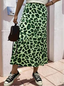 Detailansicht des leuchtend grünen Leopardenmusters auf einem Satin-Midirock für Damen