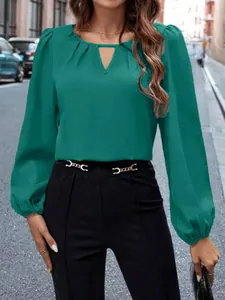 Elegante blusa de satén verde azulado de manga larga con escote de cerradura chic