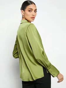 Chemise élégante en satin vert olive à manches longues pour femme avec fini soie