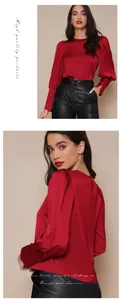Elegante blusa de satén rojo para mujer con mangas de farol y un acabado sedoso.