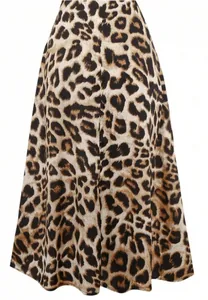 Detailansicht des Leopardenmusters auf einem Satin-Maxirock mit glatter Stofftextur