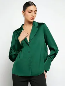 Chemise élégante en satin vert émeraude pour femme avec col à revers et manches longues