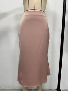 Jupe midi élégante en satin rose poudré à taille haute sur mannequin de couture professionnel
