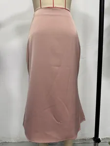 Vue détaillée d'une jupe midi en satin rose à taille haute sur un mannequin de couture