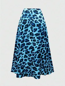 Detailansicht des blau-schwarzen Leopardenmusters auf glattem Satin-Stoffgewebe