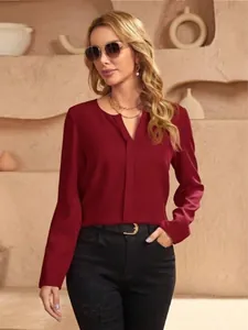 Elegante camicetta donna in raso rosso vino a maniche lunghe con scollo a V