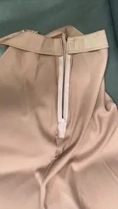 Vue détaillée de la fermeture éclair invisible et de la taille d'une jupe midi en satin champagne.