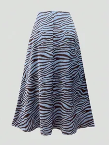 Detailansicht des Satin-A-Linien-Rocks mit Zebramuster in Hellblau und Dunkelbraun.