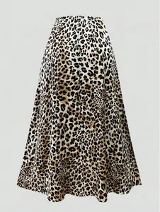 Detailansicht des Leopardenmusters und der glatten Satinstruktur dieses Midirocks.