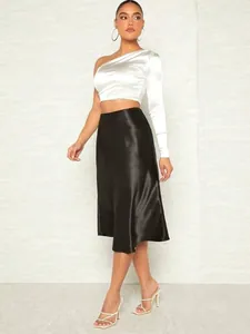 Jupe mi-longue élégante en satin noir à taille haute et texture fluide pour femme