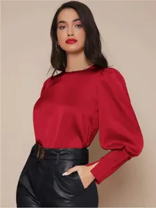 Elegante blusa de satén rojo con mangas de farol abullonadas para mujer top de moda