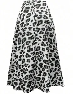 Detailansicht eines Damenrockes aus Satin mit Leopardenmuster und seidigem Finish