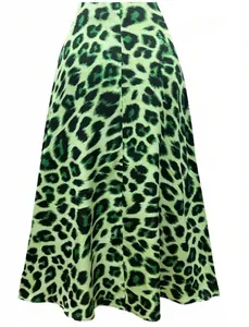 Detailansicht eines Midirocks aus Satin mit grünem Leopardenmuster und Seidentextur