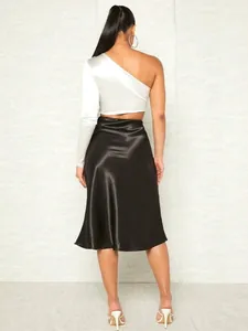 Vue arrière d'une jupe mi-longue en satin noir à taille haute