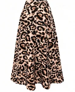 Detaillierte Ansicht des Damen-Midirocks aus Satin mit Leopardenmuster und Seidenglanz