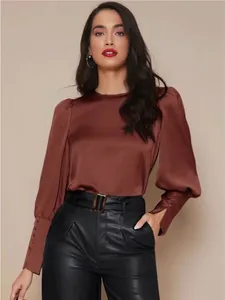 Elegante blusa de satén marrón de manga larga con mangas farol y puños para mujer