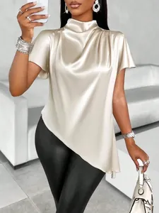 Detail der champagnerfarbenen Satinbluse mit elegantem Wasserfallhals und asymmetrischem Saum