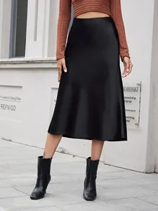 Élégante jupe midi en satin noir à taille haute avec finition soyeuse pour femmes