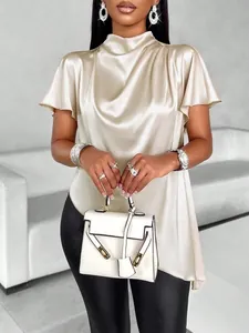 Nahaufnahme der champagnerfarbenen Satinbluse mit asymmetrischem Saum und Stehkragen