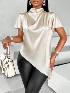 Detailansicht der eleganten champagnerfarbenen Satinbluse mit asymmetrischem Saum