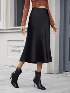 Jupe midi en satin noir à taille haute avec une finition soyeuse pour un look élégant