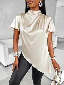 Nahaufnahme der champagnerfarbenen Satinbluse mit elegantem asymmetrischem Saum