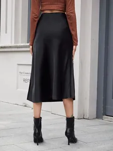 Vue arrière détaillée d'une élégante jupe midi en satin noir à taille haute et fluide