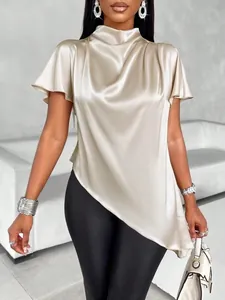 Nahaufnahme Champagner Satinbluse mit Wasserfallausschnitt und asymmetrischem Saum