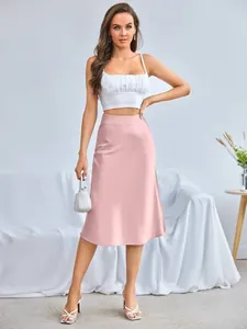 Jupe midi élégante en satin rose à taille haute pour femme, vue détaillée sur mannequin