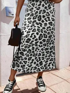 Eleganter Satin-Midirock mit Leopardenmuster und hoher Taille für modische Sommertage