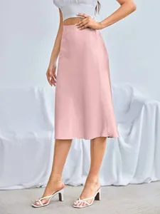 Vue détaillée d'une élégante jupe midi en satin rose à taille haute avec texture en soie